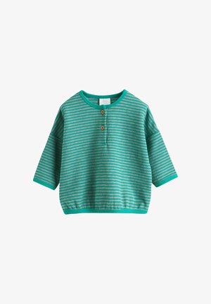 Gestreept shirt van teal en grijs fabric met driekwart mouwen, ronde halslijn en twee houten knopen aan de voorkant. Zachte textuur.