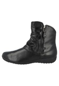 Bottine en cuir noir avec un design drapé, fermeture éclair latérale, semelle texturée et bout rond, présentant une finition lisse et des accents minimes.