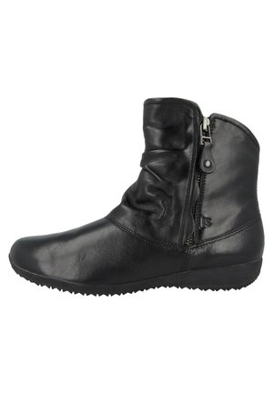 Bottine en cuir noir avec un design drapé, fermeture éclair latérale, semelle texturée et bout rond, présentant une finition lisse et des accents minimes.
