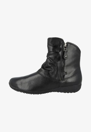Bottine en cuir noir avec un design drapé, fermeture éclair latérale, semelle texturée et bout rond, présentant une finition lisse et des accents minimes.