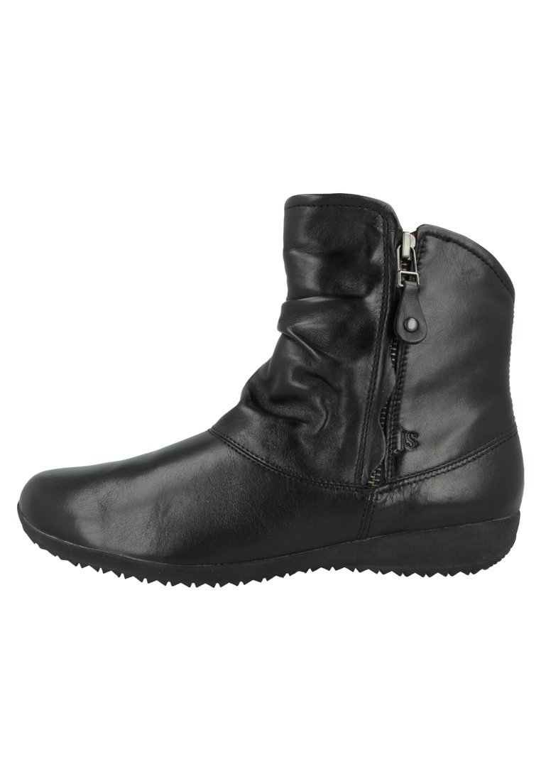 Bottine en cuir noir avec un design drapé, fermeture éclair latérale, semelle texturée et bout rond, présentant une finition lisse et des accents minimes.