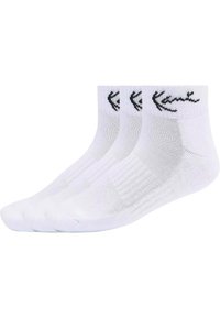 Három pár fehér pamut keverék bokazokni fekete logóval és bordázott textúrával a kézfejen, a kényelem és a megfelelő illeszkedés érdekében.