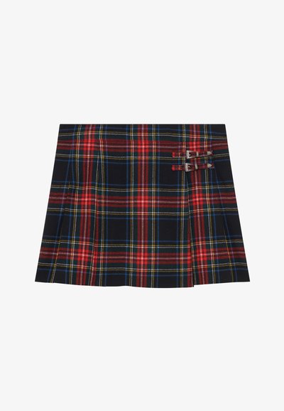 Falda de cuadros con patrones en rojo, azul y verde sobre un fondo oscuro; presenta pliegues y detalles de hebilla a un lado.