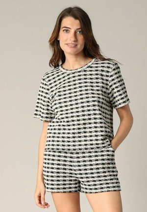 Ensemble bicolore noir et blanc à carreaux composé d'un tissu texturé ; haut à manches courtes avec encolure ronde et short assorti avec poches latérales.