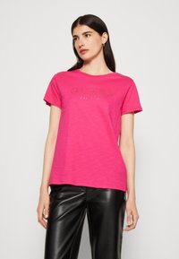 Guess 1981 CRYSTAL EASY TEE - Marškinėliai su spaudiniu - full bloom pink