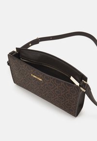 Calvin Klein CK CODE CROSSBODY - Umhängetasche - brown mono