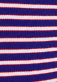 Purple ribbed fabric with horizontal stripes in red and white. Texture is textured with a soft, stretchy appearance.