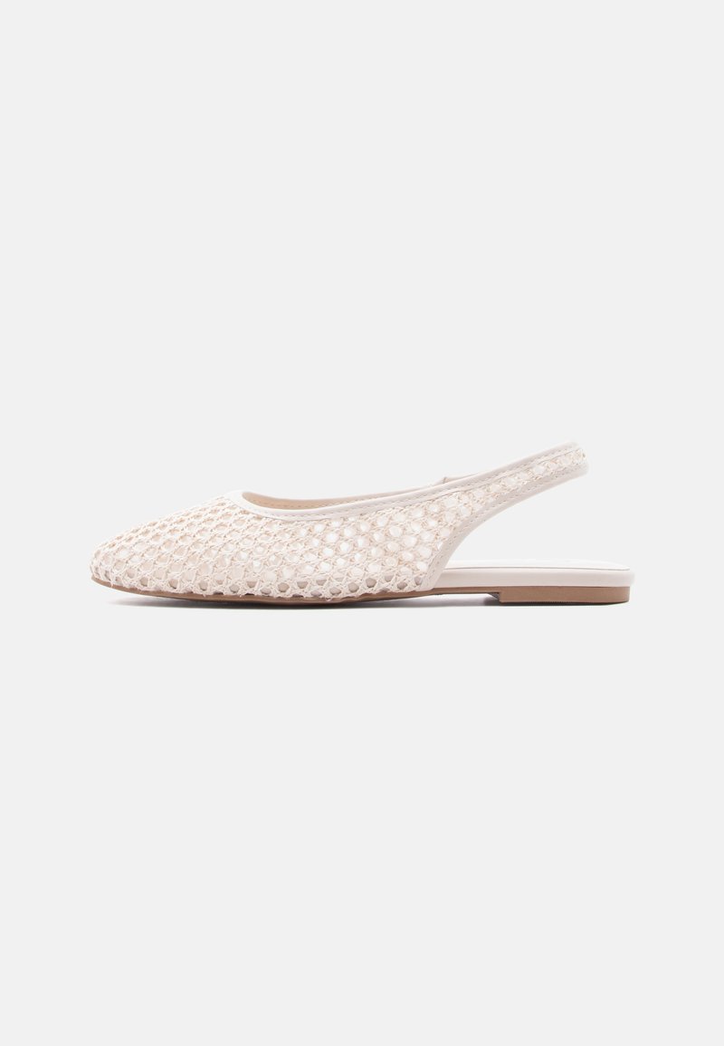 Μπεζ επίπεδο παπούτσι slingback με υφαντό, ανοιχτό πλέγμα και κλειστή μύτη, εμφανίζεται σε λευκό φόντο.