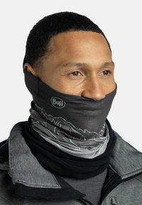 Bufanda multifuncional negra de Buff, con un diseño de degradado y contornos de montañas en verde claro, hecha de material elástico y transpirable.