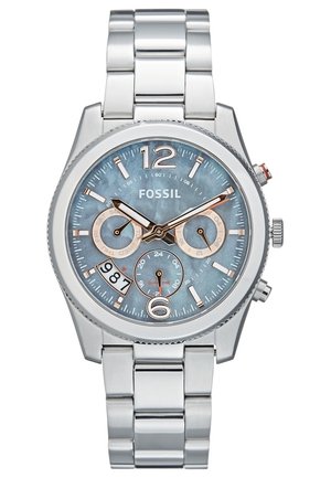 Zilveren Fossil polshorloge met blauwe wijzerplaat, drie subwijzers voor dag, datum en 24-uurs tijd, en metalen schakelarmband.