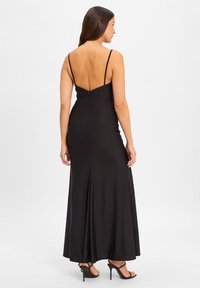 Schwarzes ärmelloses Maxikleid mit Reißverschluss im Rücken, einem taillierten Oberteil und ausgestelltem Saum. Glattes Material und minimalistische Träger.