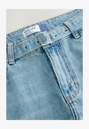 Helle blaue weit geschnittene Jeans mit hoher Taille, ausgestattet mit einer silbernen Schnalle und zwei Metallknopfverschlüssen an der Vorderseite. Die Denim-Textur ist sichtbar.