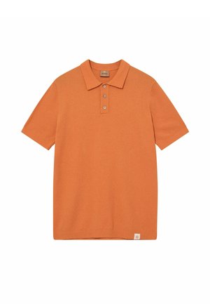 Oranžinė trumpomis rankovėmis polo marškinėliai su trimis sagomis ir mažu audinio logotipo ženkleliu krašte, baltoje fone.