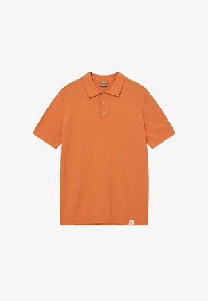 Kurzärmeliges oranges Poloshirt mit Drei-Knopf-Leiste und kleinem Stoff-Logoetikett am Saum vor weißem Hintergrund.