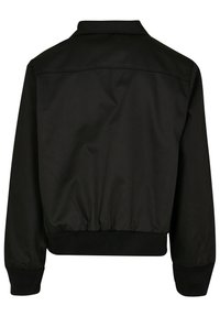 Čierna bomber bunda s vystuženým golírom, rebrovanými manžetami a spodným lemom, hladkou textúrou látky a jednoduchým, minimalistickým dizajnom.