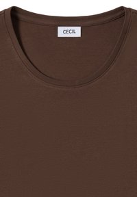 T-shirt marrone a maniche corte con scollatura rotonda, realizzata in materiale morbido. Etichetta con il marchio "CECIL" visibile al centro. Texture liscia.