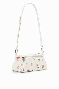 Borsa bianca con motivo floreale, superficie testurizzata, tasca con zip, tracolla regolabile e accessori in metallo color argento. Forma rettangolare compatta.