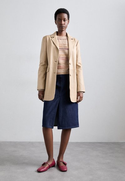 Beige teksturert blazer, kremfarget og rosafarget stripete genser, mørk denim kne-lange skjørt, og fuchsia flate sko med sløyfer.