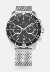 Silberner Edelstahlarmbanduhren mit schwarzem Zifferblatt, chromfarbenen Akzenten, Chronographen-Subdials und einem Mesh-Armband. Verfügt über numerische Markierungen und ein Datumsfenster.