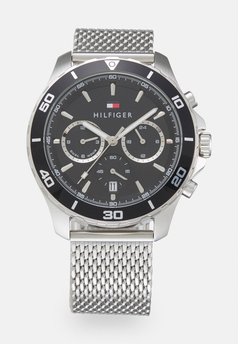 Silberner Edelstahlarmbanduhren mit schwarzem Zifferblatt, chromfarbenen Akzenten, Chronographen-Subdials und einem Mesh-Armband. Verfügt über numerische Markierungen und ein Datumsfenster.