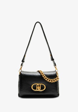 Sac à main en cuir noir avec une finition texturée, chaîne et accessoires en or, logo ovale sur le devant, et une bandoulière réglable.
