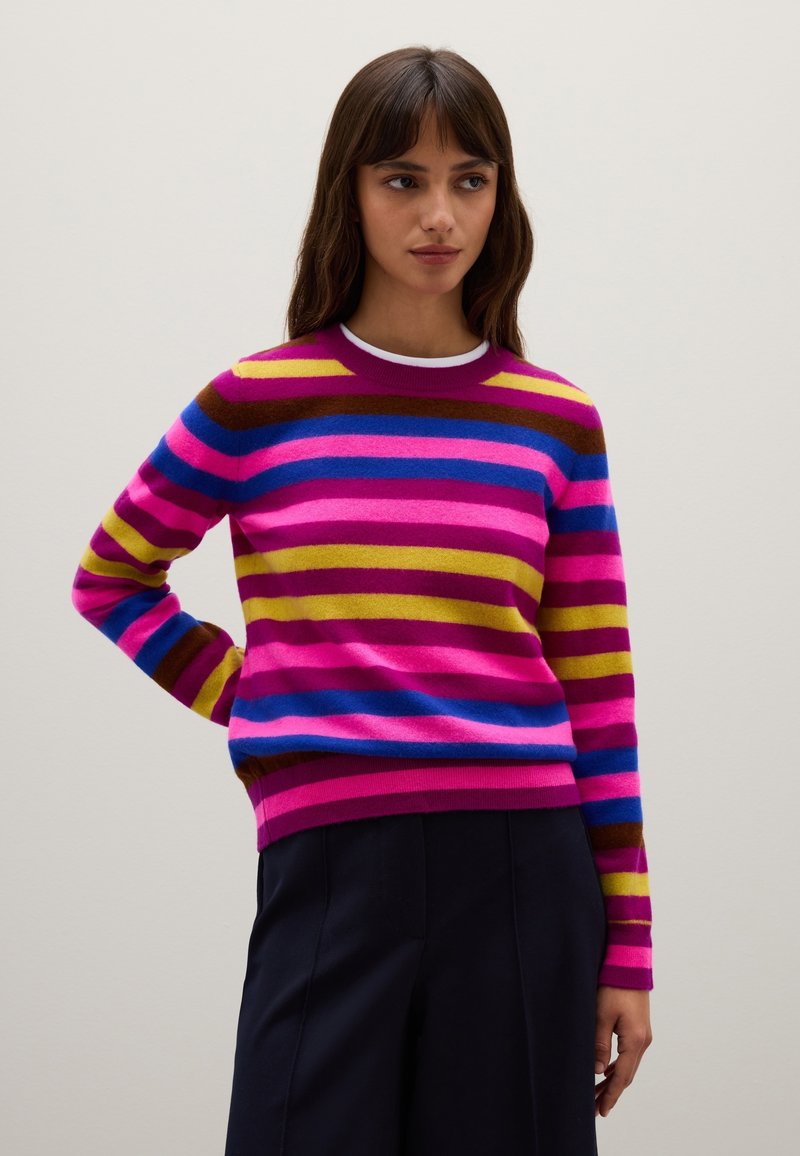 Pull rayé multicolore dans des teintes de rose, bleu, jaune et brun, fabriqué en matière douce, avec un col rond et des manches longues.