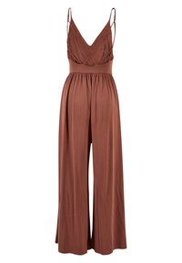 Combinaison à fines bretelles couleur rouille avec un col en V profond, un corsage froncé, une taille cintrée et un pantalon ample et fluide.