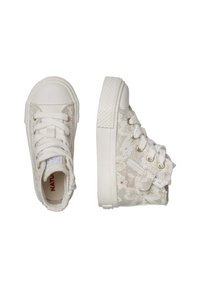 Bílé vysoké tenisky s krajkovým povrchem, kulatou špičkou, plochou podrážkou a bílými tkaničkami se zlatými kovovými detaily.