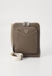 Borsa a tracolla sintetica marrone con tasca frontale, cuciture bianche, finiture argentate e tracolla crema removibile. Logo sulla parte frontale.