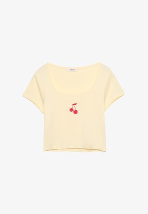 T-shirt gialla corta realizzata in cotone morbido con scollatura ampia, caratterizzata da ciliegie rosse ricamate al centro davanti. Maniche corte.