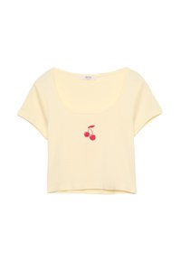 Gul kortärmad croptop med bred, rund halsringning och rödbroderad körsbärsdesign centrerad på bröstet. Mjuk, slät textur.