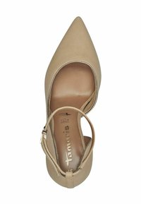 Escarpin beige à bout pointu avec une texture lisse, des côtés ouverts, une bride de cheville et un logo discret sur la semelle intérieure.