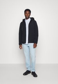 Tommy Hilfiger STRETCH HOODED JACKET - Casaco de inverno - desert sky