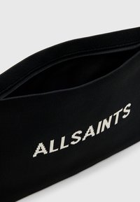 Pochette di tessuto nero con una texture liscia, caratterizzata da scritte bianche "ALLSAINTS". Cerniera aperta che mostra l'imbottitura interna. Design rettangolare.