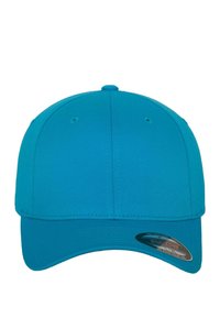 Casquette de baseball turquoise avec une visière courbée, fabriquée en tissu texturé. Présente des détails de couture et une étiquette ronde sur la visière.