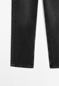 Jeans in denim nero con taglio dritto, cuciture visibili lungo le cuciture e una texture liscia. Presentano una lunghezza standard della gamba e orlo.