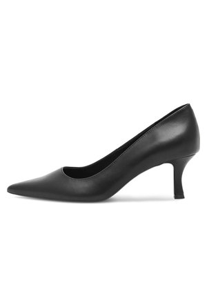 Czarny, skórzany czółenek na wysokim obcasie, z noskiem w szpic, prosty design, zwężana sylwetka oraz szpilka o średniej wysokości. Gładka tekstura.
