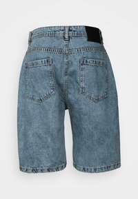 Helle Jeansshorts mit regulärer Passform, hoher Taille, zwei Gesäßtaschen und genähten Nähten. Der Stoff hat eine verblasste Textur.