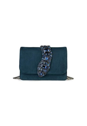 Bolso de mano de ante en color verde azulado con un gran acento de gema decorativa en tonos azules, con cierre de solapa y una correa de cadena plateada.