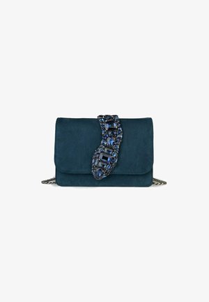 Bolso de mano de ante en color verde azulado con un gran acento de gema decorativa en tonos azules, con cierre de solapa y una correa de cadena plateada.