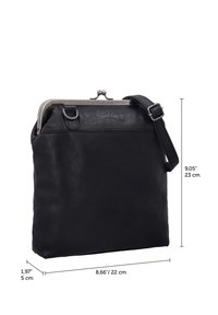 Bolso bandolera de cuero negro con cierre de clip metálico y correa ajustable, mide 23 cm de alto, 22 cm de ancho y 5 cm de profundidad.