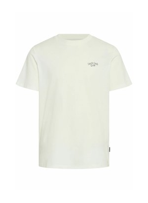 Fehér pamut póló rövid ujjakkal, kerek nyakkivágással, és kis nyomtatott szöveggel: "Danish Foodie CLUB" a bal mellen.