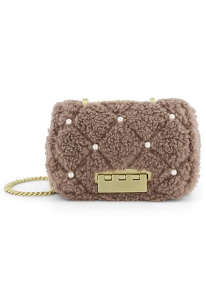 Mała, brązowa, pikowana torebka z sztucznego futra z perłowymi akcentami, złotym zapięciem i złotym łańcuszkiem na ramię.