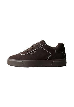 Ciemnobrązowy niski sneaker z sznurowadłami, grubą podeszwą, białymi ozdobnymi elementami i logo „Calvin Klein” po boku.