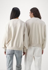 Tommy Jeans BOXY VARSITY CREW UNISEX - Sudadera - beige