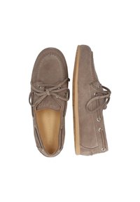 Suède loafers in lichtbruin met een ronde neus, platte zool en vetersluiting voorzien van metalen oogjes en stiksels.