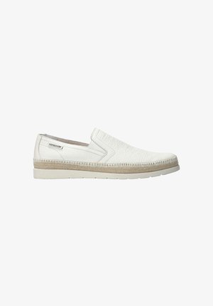 Chaussure blanche en cuir sans lacets avec dessus texturé, détail de milieu de semelle beige tissé et semelle en caoutchouc plate.