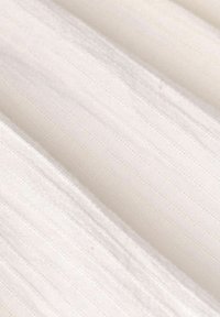 Weißer Stoff mit einer subtilen Textur und dünnen vertikalen Streifen. Das Material wirkt leicht und glatt, mit einem sauberen, klaren Finish.