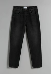 Musta farkkuhousut suoralla lahkeella, viisi taskua ja risat helmat. Kangas on sileä ja siinä on hienovarainen kuluminen.