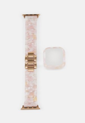 Bracelet de montre marbré rose clair avec fermoirs métalliques dorés et couverture de boîtier de montre carrée assortie sur fond blanc.